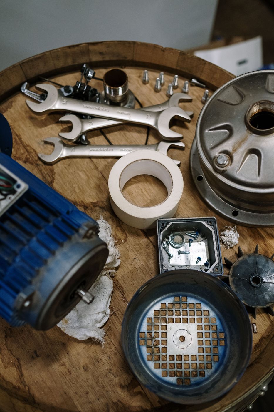 Motor eléctrico desmontado para su reparación